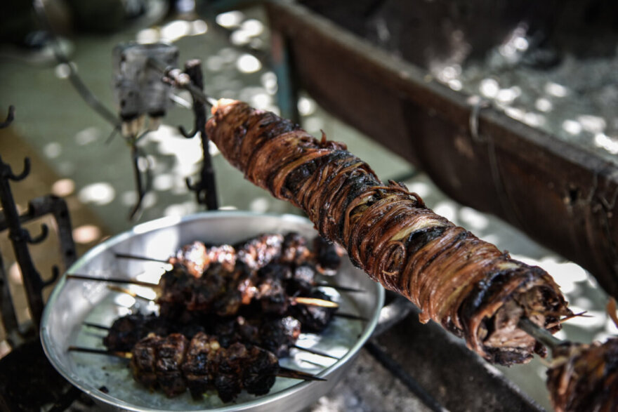 Ψήσιμο του οβελία, τσούγκρισμα και χοροί - Πασχαλινό γλέντι απ’ άκρη σ’ άκρη της Ελλάδας, δείτε βίντεο και φωτογραφίες