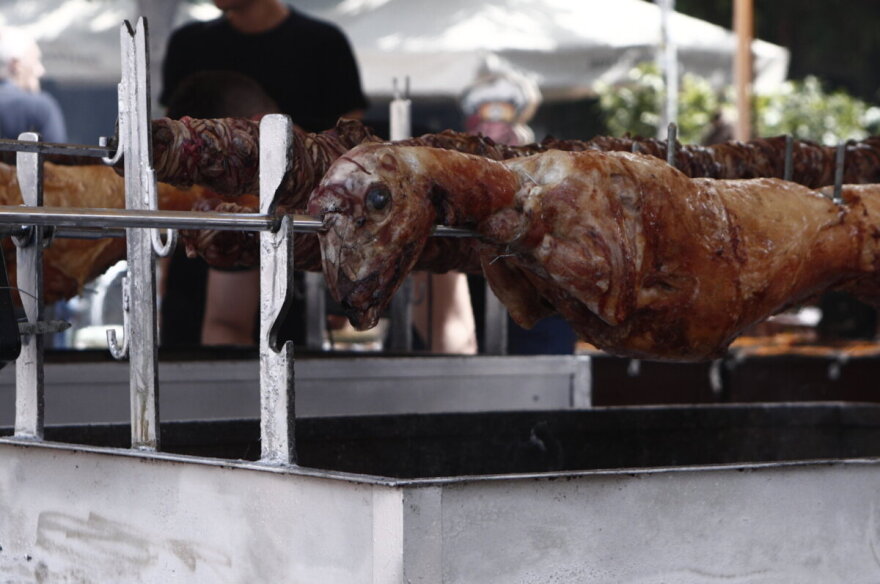 Ψήσιμο του οβελία, τσούγκρισμα και χοροί - Πασχαλινό γλέντι απ’ άκρη σ’ άκρη της Ελλάδας, δείτε βίντεο και φωτογραφίες