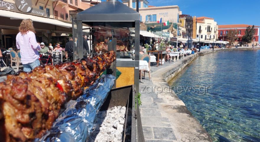 Ψήσιμο του οβελία, τσούγκρισμα και χοροί - Πασχαλινό γλέντι απ’ άκρη σ’ άκρη της Ελλάδας, δείτε βίντεο και φωτογραφίες