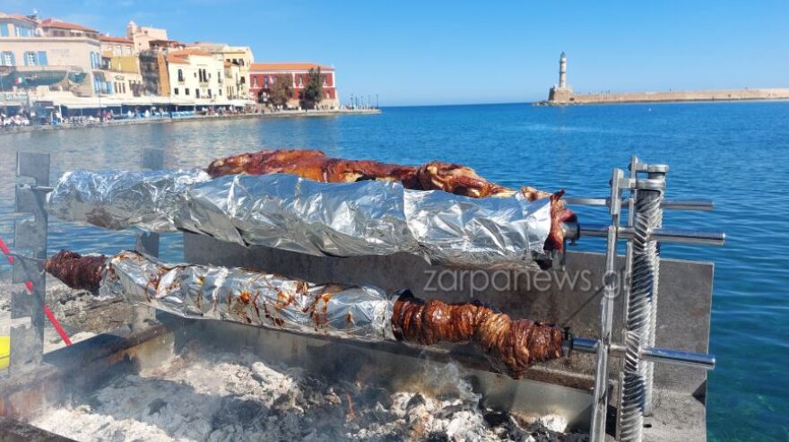 Ψήσιμο του οβελία, τσούγκρισμα και χοροί - Πασχαλινό γλέντι απ’ άκρη σ’ άκρη της Ελλάδας, δείτε βίντεο και φωτογραφίες