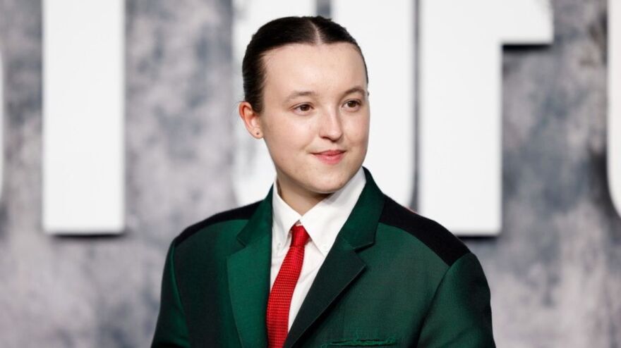 Η Μπέλα Ράμσεϊ δηλώνει vegan, non binary και καλπάζει προς τη δόξα