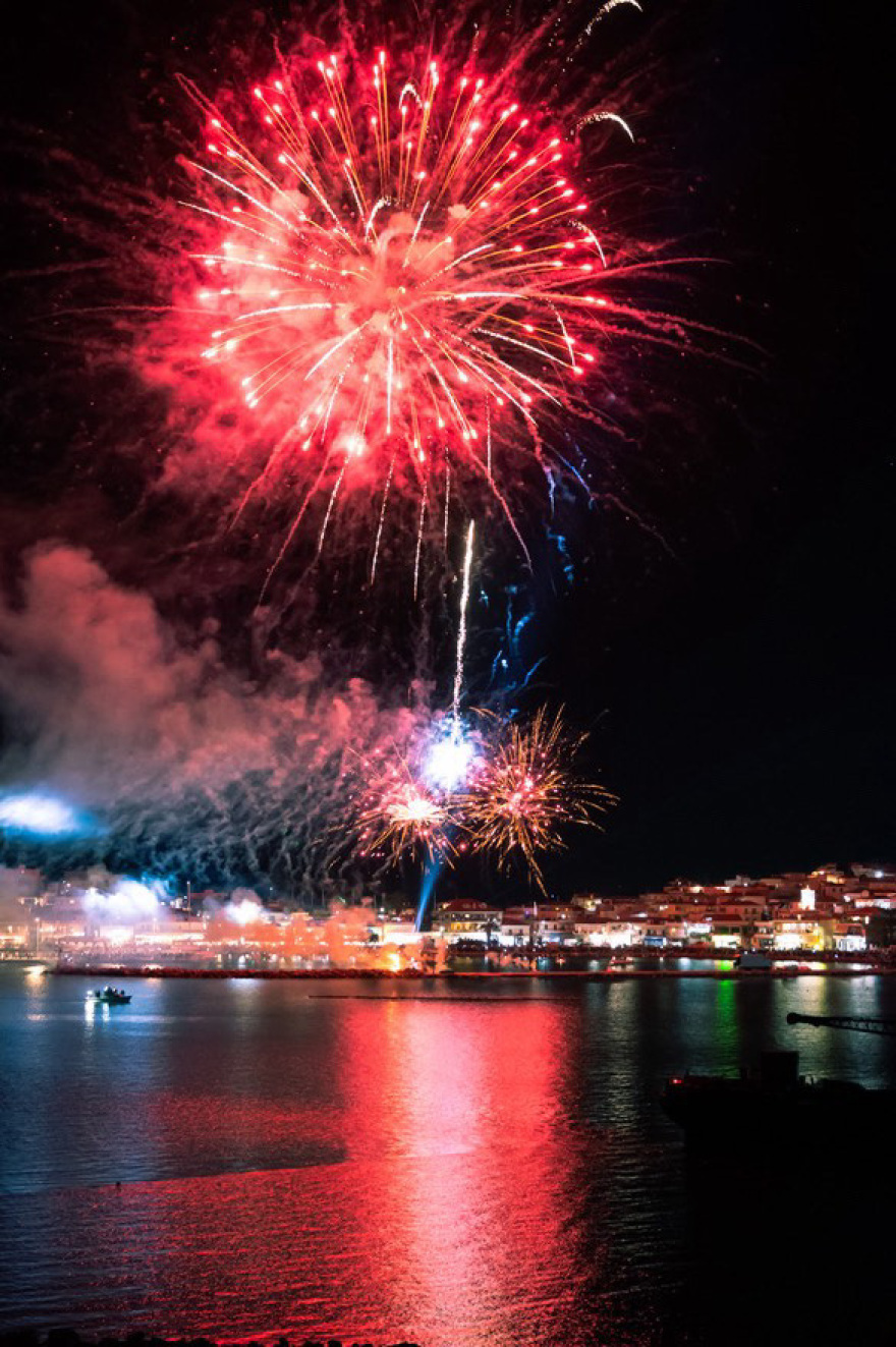 Το Κάψιμο του Ιούδα στο λιμάνι της Ερμιόνης - Δείτε φωτογραφίες από το πασχαλινό έθιμο