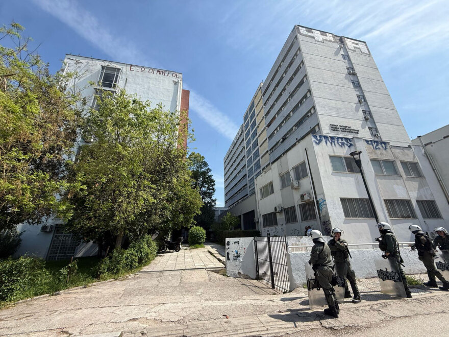 Αστυνομικές δυνάμεις ερευνούν αν σημειώθηκε ανακατάληψη στον χώρο που εκκένωσαν το πρωί στο ΑΠΘ