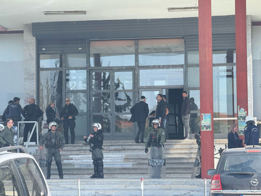 Αστυνομικές δυνάμεις ερευνούν αν σημειώθηκε ανακατάληψη στον χώρο που εκκένωσαν το πρωί στο ΑΠΘ
