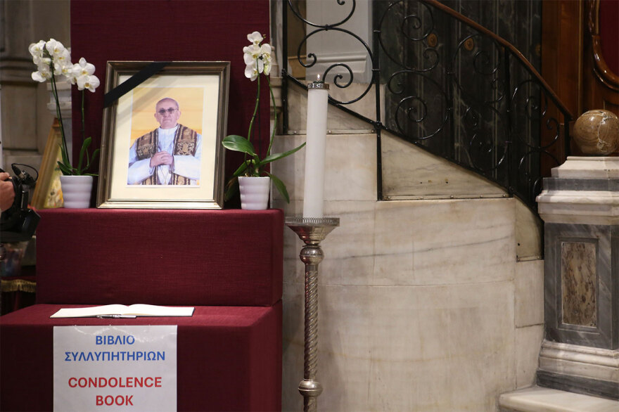 Βιβλίο συλλυπητηρίων στον Καθεδρικό Καθολικό Ναό της Αθήνας για τον Πάπα Φραγκίσκο - Δείτε φωτογραφίες