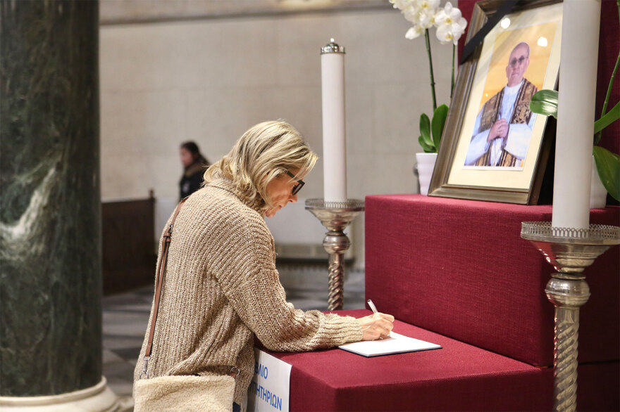 Βιβλίο συλλυπητηρίων στον Καθεδρικό Καθολικό Ναό της Αθήνας για τον Πάπα Φραγκίσκο - Δείτε φωτογραφίες
