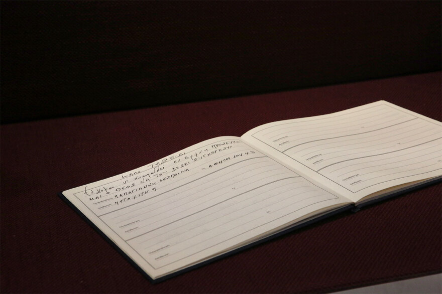 Βιβλίο συλλυπητηρίων στον Καθεδρικό Καθολικό Ναό της Αθήνας για τον Πάπα Φραγκίσκο - Δείτε φωτογραφίες