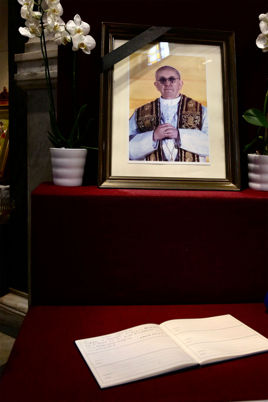 Βιβλίο συλλυπητηρίων στον Καθεδρικό Καθολικό Ναό της Αθήνας για τον Πάπα Φραγκίσκο - Δείτε φωτογραφίες