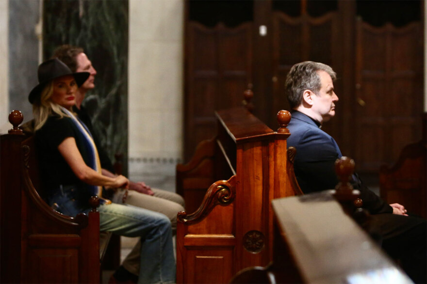 Βιβλίο συλλυπητηρίων στον Καθεδρικό Καθολικό Ναό της Αθήνας για τον Πάπα Φραγκίσκο - Δείτε φωτογραφίες