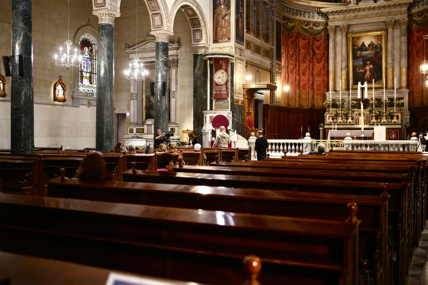 Βιβλίο συλλυπητηρίων στον Καθεδρικό Καθολικό Ναό της Αθήνας για τον Πάπα Φραγκίσκο - Δείτε φωτογραφίες