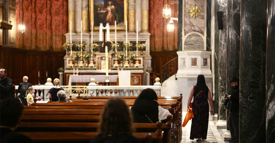 Βιβλίο συλλυπητηρίων στον Καθεδρικό Καθολικό Ναό της Αθήνας για τον Πάπα Φραγκίσκο - Δείτε φωτογραφίες
