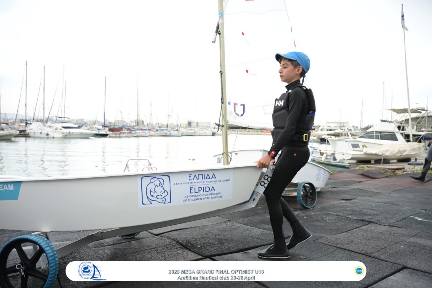 Ιστιοπλοΐα: Πρεμιέρα στους αγώνες Όπτιμιστ και ILCA 4 - Με το λογότυπο της «Ελπίδας» τα σκάφη