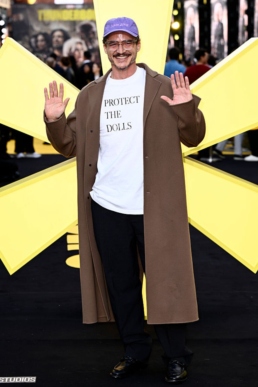 Η δημόσια στήριξη του Πέδρο Πασκάλ στις τρανς γυναίκες και η μπλούζα με το μήνυμα που έγινε viral