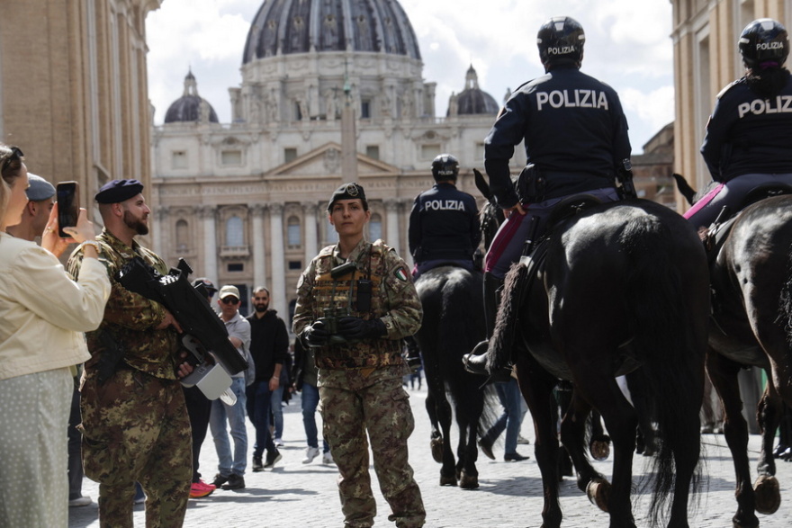Βατικανό: Φυλακισμένοι, φτωχοί, τρανσέξουαλ θα αφήσουν λουλούδια στον τάφο του πάπα Φραγκίσκου
