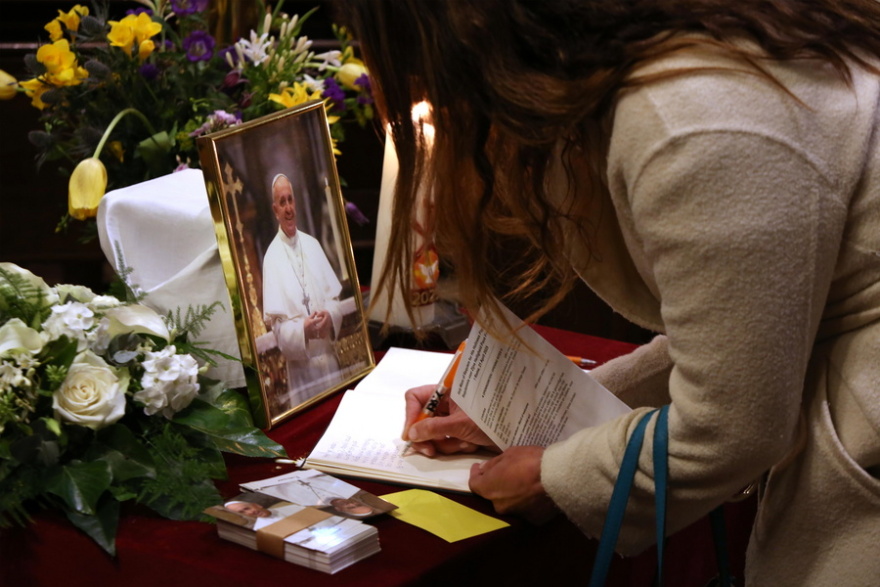 Βατικανό: Φυλακισμένοι, φτωχοί, τρανσέξουαλ θα αφήσουν λουλούδια στον τάφο του πάπα Φραγκίσκου