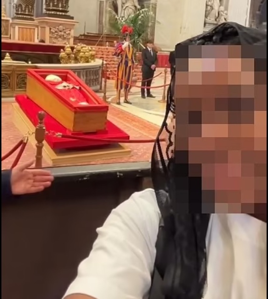 Περιμένουν μέχρι 8 ώρες για να τραβήξουν selfie δίπλα στο φέρετρο του Φραγκίσκου - Αγανάκτηση για τους ασεβείς επισκέπτες