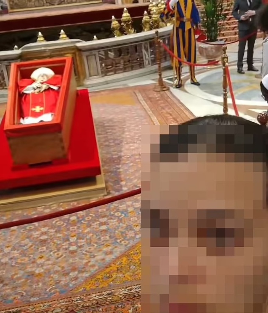 Περιμένουν μέχρι 8 ώρες για να τραβήξουν selfie δίπλα στο φέρετρο του Φραγκίσκου - Αγανάκτηση για τους ασεβείς επισκέπτες
