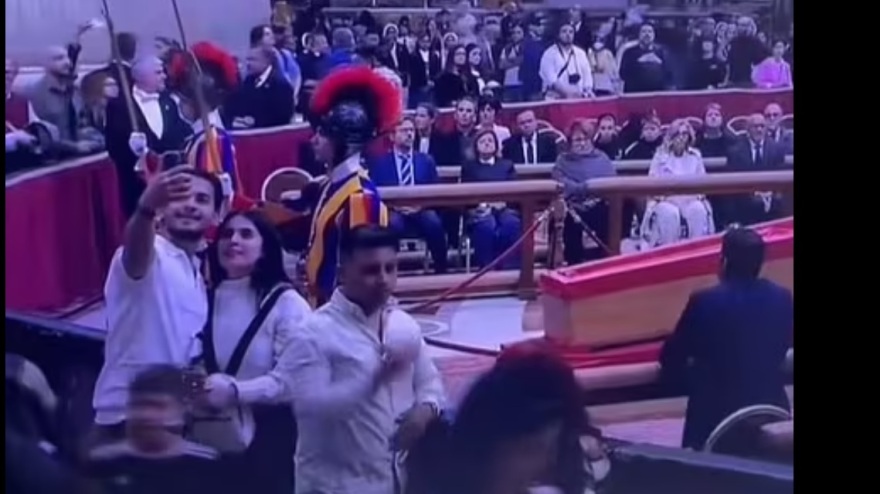Περιμένουν μέχρι 8 ώρες για να τραβήξουν selfie δίπλα στο φέρετρο του Φραγκίσκου - Αγανάκτηση για τους ασεβείς επισκέπτες