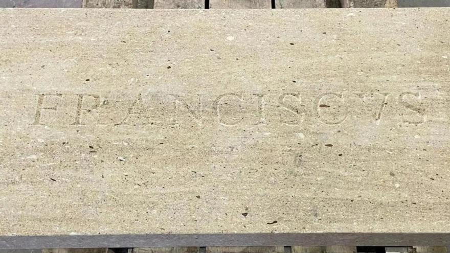 Αντίστροφη μέτρηση για την κηδεία του Πάπα Φραγκίσκου: Σφραγίζεται το απόγευμα το φέρετρο, από την «πέτρα του λαού» ο τάφος