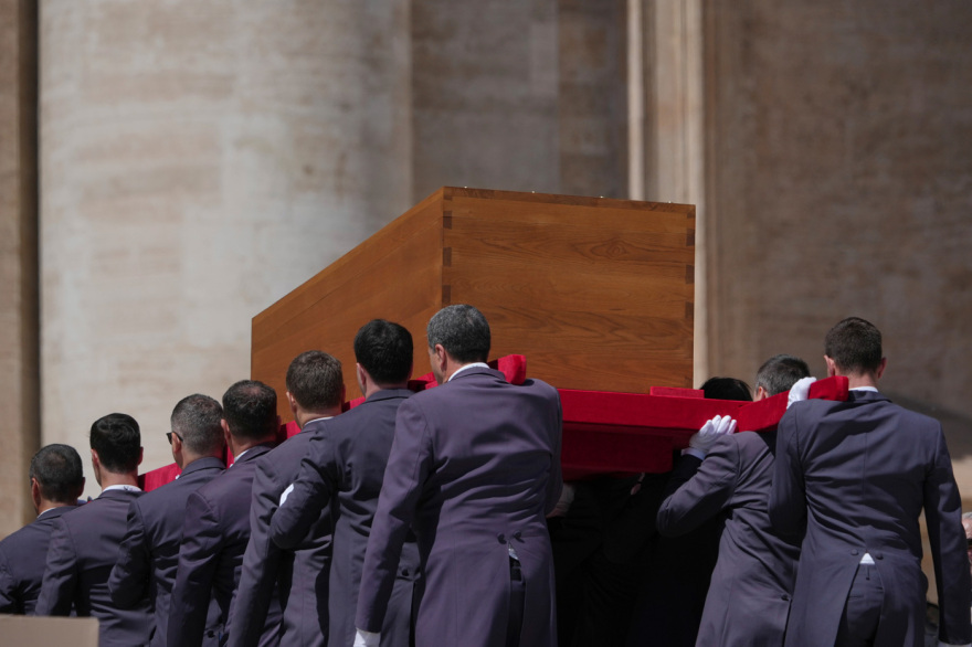 Δείτε βίντεο και φωτογραφίες από τους ηγέτες και το τελετουργικό στην κηδεία του Πάπα Φραγκίσκου 