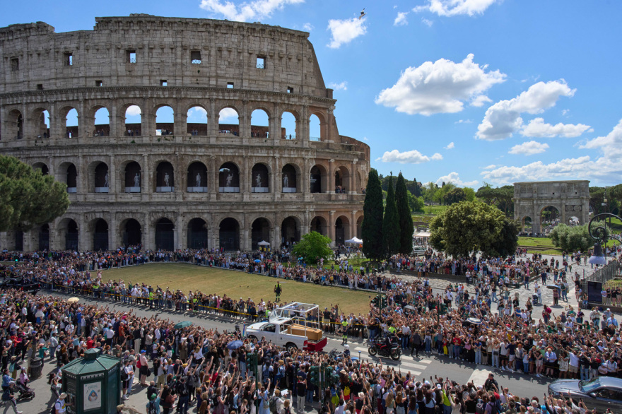 Δείτε βίντεο και φωτογραφίες από τους ηγέτες και το τελετουργικό στην κηδεία του Πάπα Φραγκίσκου 