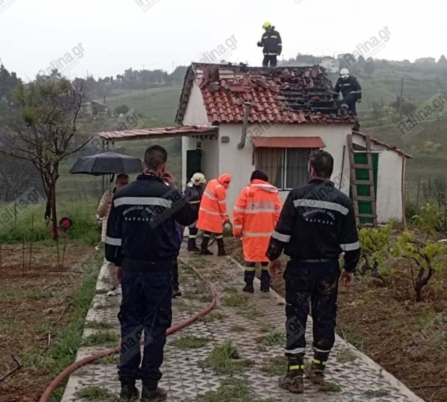 Φωτιά σε μονοκατοικία στον Βαρνάβα, λόγω κεραυνού - Δείτε φωτογραφίες 