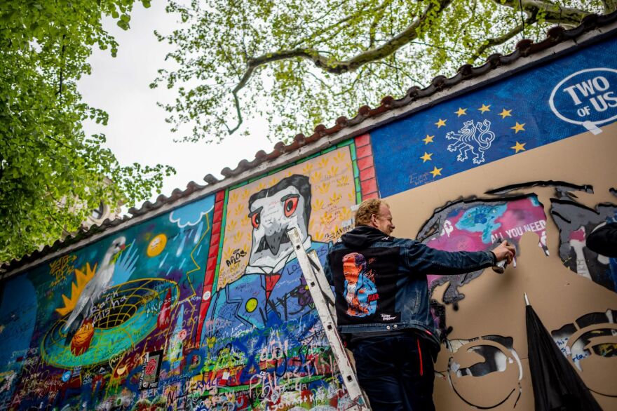 Με εκδηλώσεις θα τιμηθεί η 45η επέτειος ανέγερσης του Τείχους του Λένον στην Πράγα