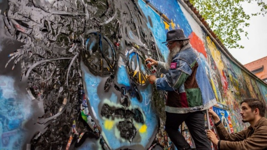 Με εκδηλώσεις θα τιμηθεί η 45η επέτειος ανέγερσης του Τείχους του Λένον στην Πράγα