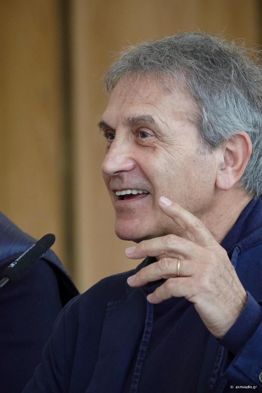 Γιώργος Νταλάρας: Ήμουν πάντα φανατικός του ρεμπέτικου τραγουδιού αλλά εναντίον του ρεμπέτικου τρόπου ζωής