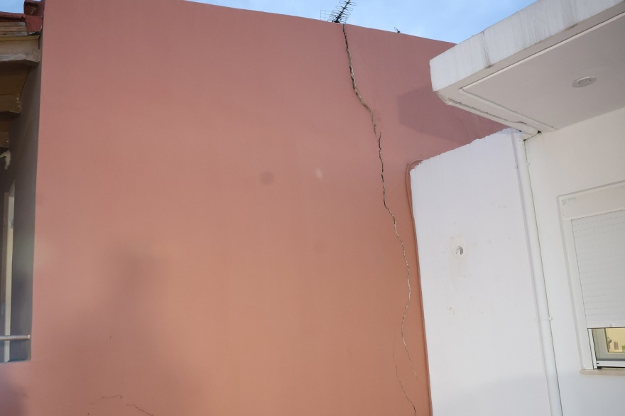 Βούτες Ηρακλείου: Τα τέσσερα σενάρια για τις ρωγμές σε σπίτια και δρόμους που ανησυχούν τους κατοίκους