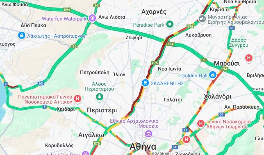 Μποτιλιαρισμένη η κάθοδος του Κηφισού μετά από σύγκρουση ΙΧ με μηχανή στο ύψος της Κωνσταντινουπόλεως