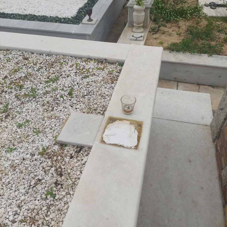 Ηλεία: «Σήκωσαν» καντήλια και λιβανιστήρια από 50 μνήματα σε χωριό