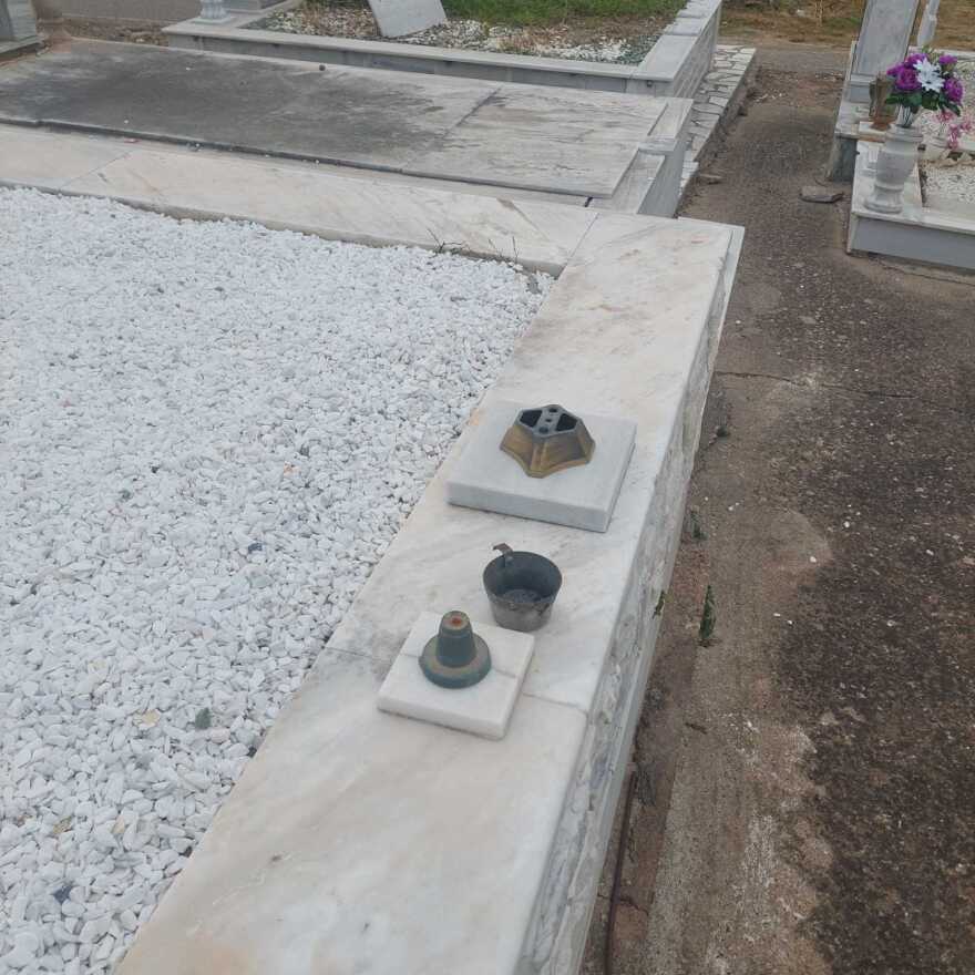 Ηλεία: «Σήκωσαν» καντήλια και λιβανιστήρια από 50 μνήματα σε χωριό