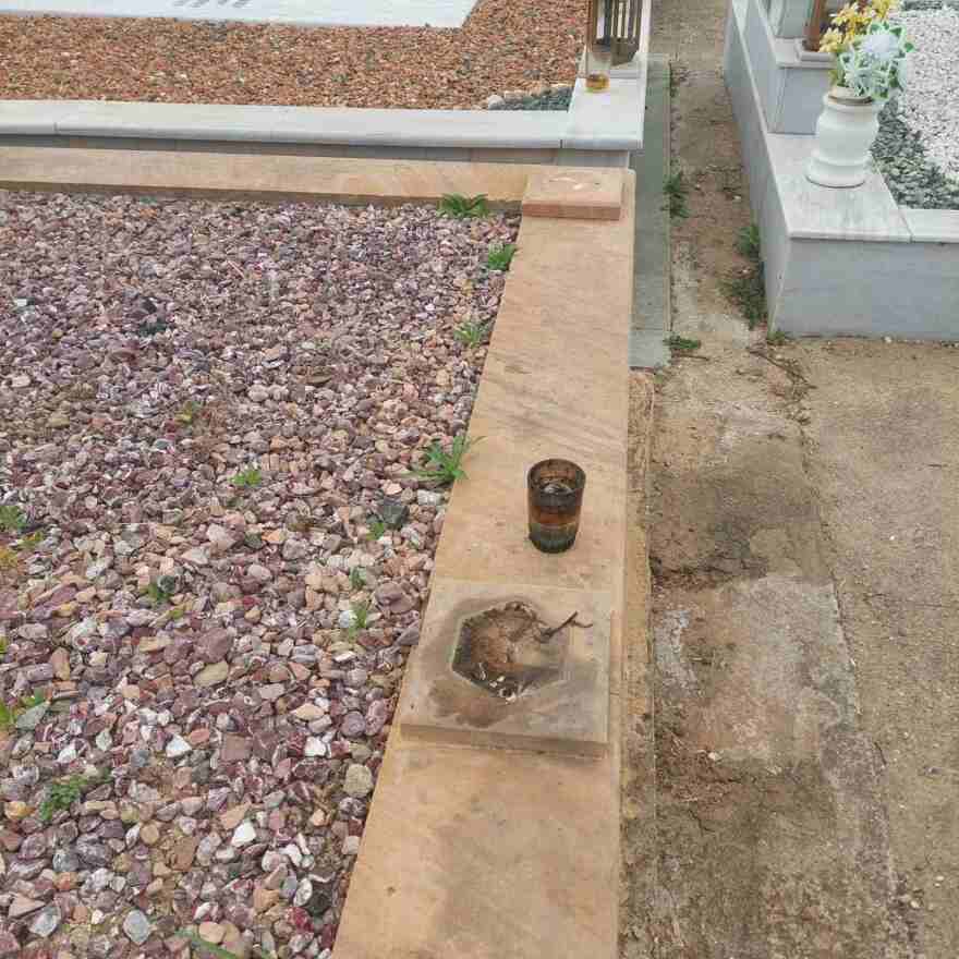 Ηλεία: «Σήκωσαν» καντήλια και λιβανιστήρια από 50 μνήματα σε χωριό