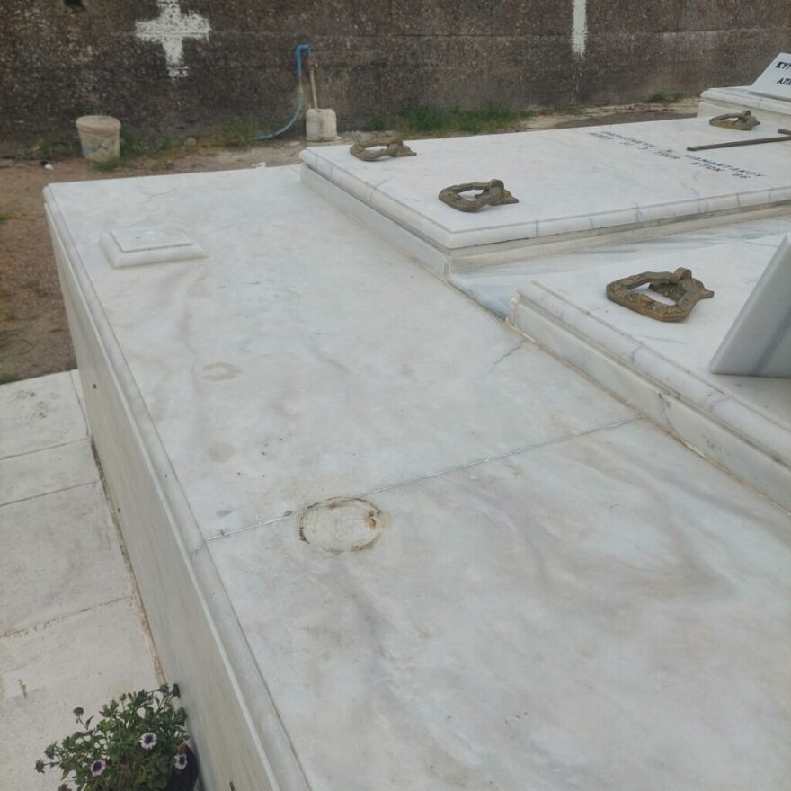 Ηλεία: «Σήκωσαν» καντήλια και λιβανιστήρια από 50 μνήματα σε χωριό