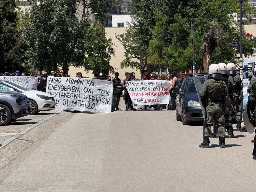 ΑΠΘ: Αποχώρησαν τα ΜΑΤ από το Στέκι Φυσικού μετά τα επεισόδια με πέτρες και δακρυγόνα