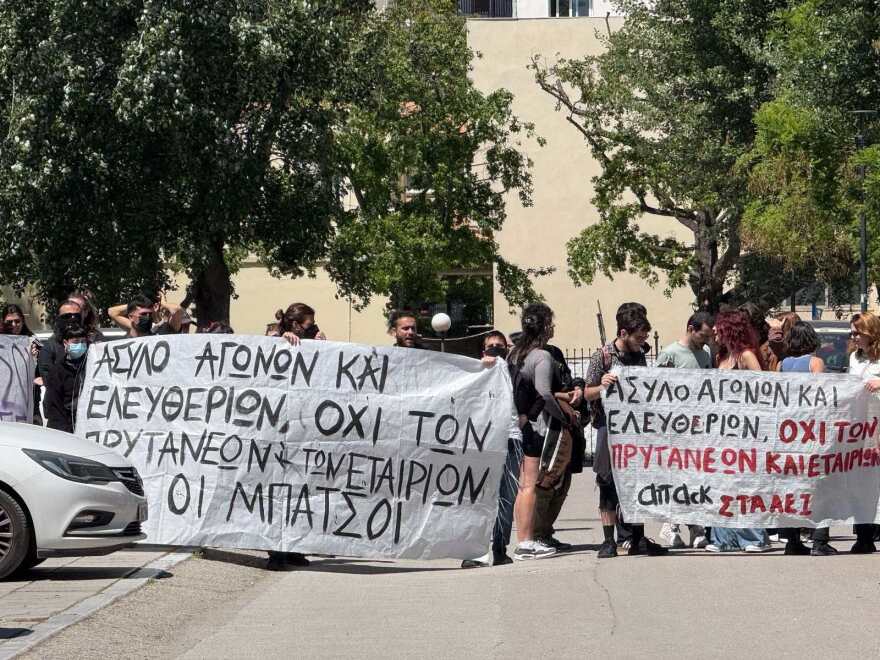 ΑΠΘ: Αποχώρησαν τα ΜΑΤ από το Στέκι Φυσικού μετά τα επεισόδια με πέτρες και δακρυγόνα