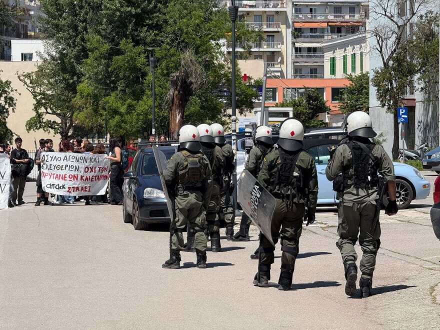 ΑΠΘ: Αποχώρησαν τα ΜΑΤ από το Στέκι Φυσικού μετά τα επεισόδια με πέτρες και δακρυγόνα