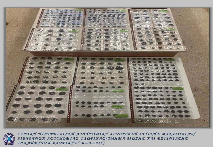 Φλώρινα: Έκρυβε στο πατρικό της 4 εικόνες από τα μέσα του 19ου αιώνα και πάνω από 400 αρχαία νομίσματα