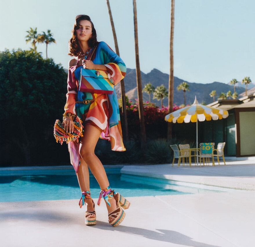 Η Emily Ratajkowski πρωταγωνιστεί στην Summer 2025 καμπάνια του οίκου ”Kurt’s Motel”