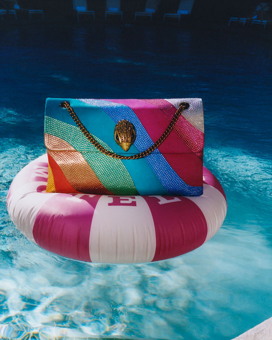 Η Emily Ratajkowski πρωταγωνιστεί στην Summer 2025 καμπάνια του οίκου ”Kurt’s Motel”