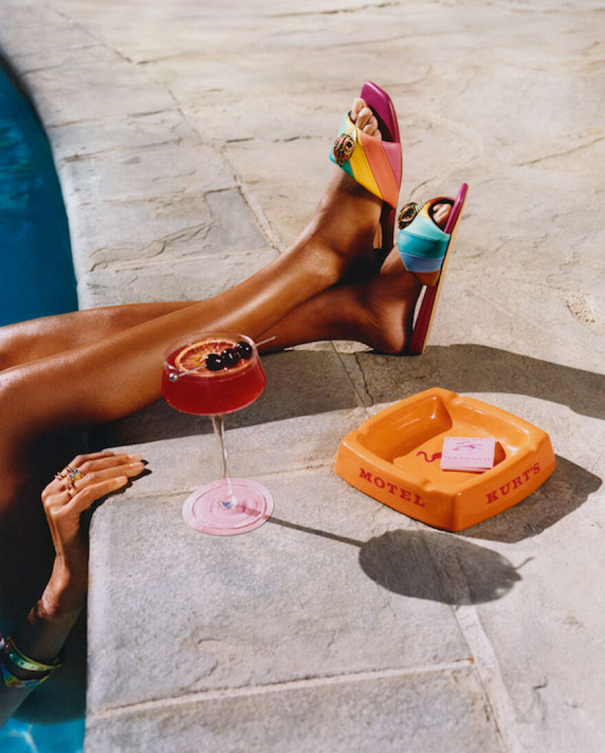 Η Emily Ratajkowski πρωταγωνιστεί στην Summer 2025 καμπάνια του οίκου ”Kurt’s Motel”