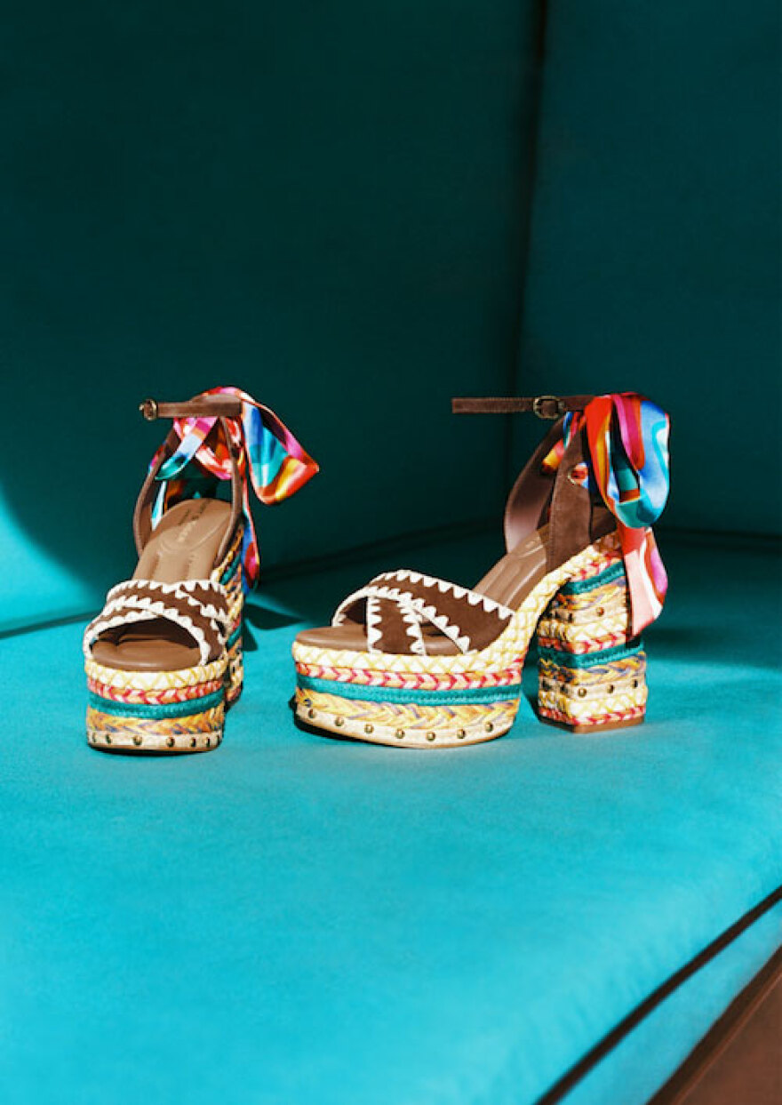 Η Emily Ratajkowski πρωταγωνιστεί στην Summer 2025 καμπάνια του οίκου ”Kurt’s Motel”