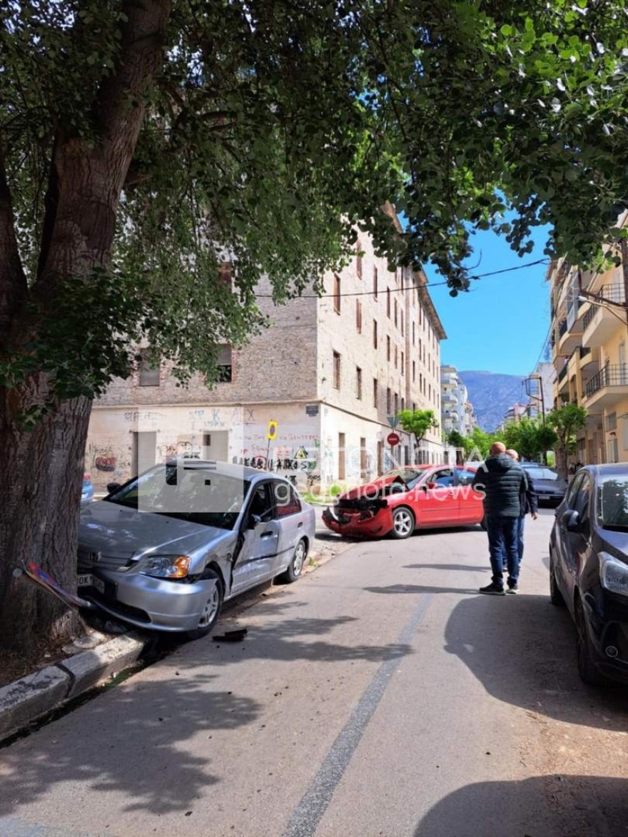 Βόλος: Αυτοκίνητο έπεσε σε δέντρο μετά από σύγκρουση με άλλο ΙΧ – Κινδύνευσε πεζή