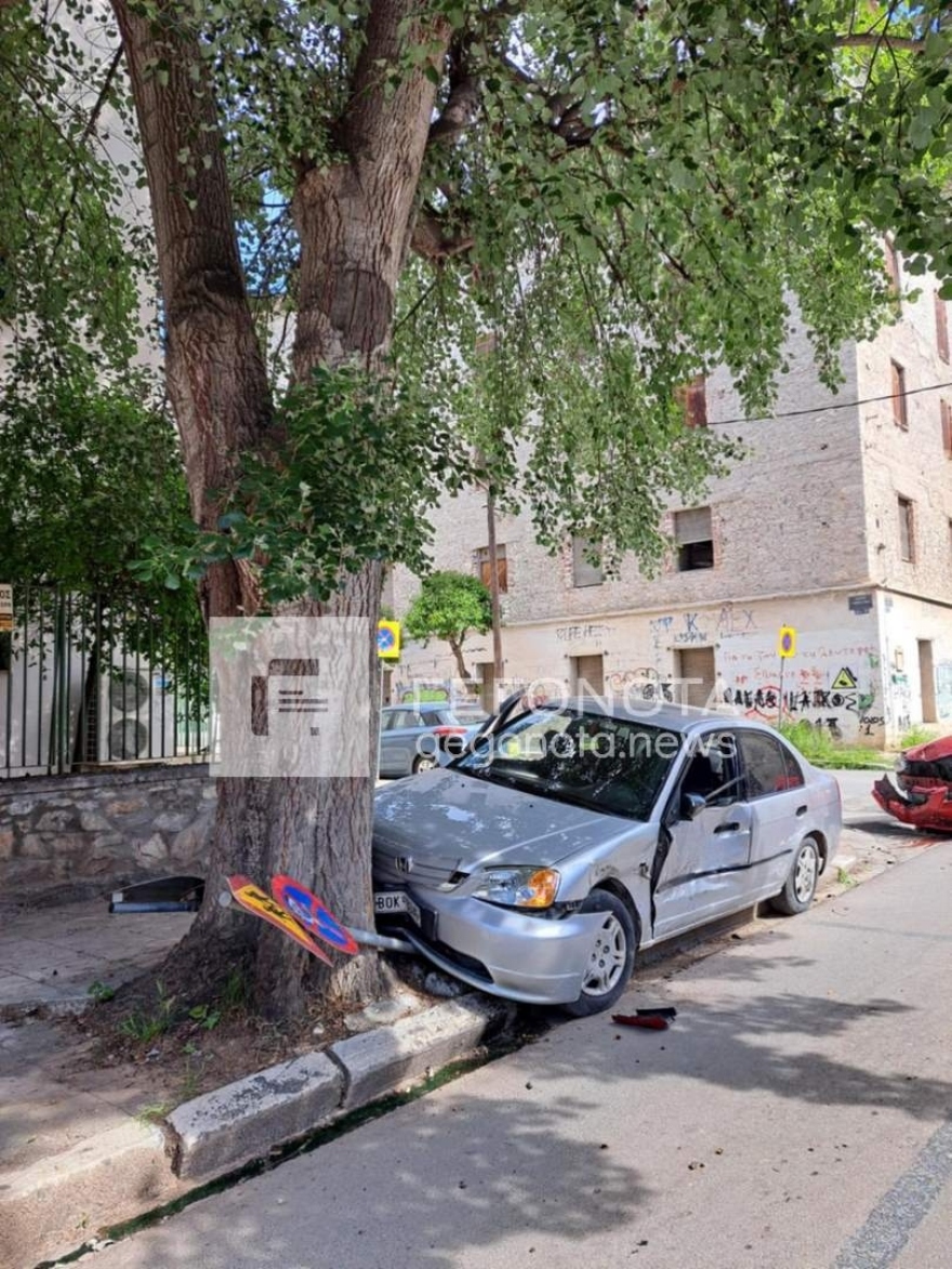 Βόλος: Αυτοκίνητο έπεσε σε δέντρο μετά από σύγκρουση με άλλο ΙΧ – Κινδύνευσε πεζή
