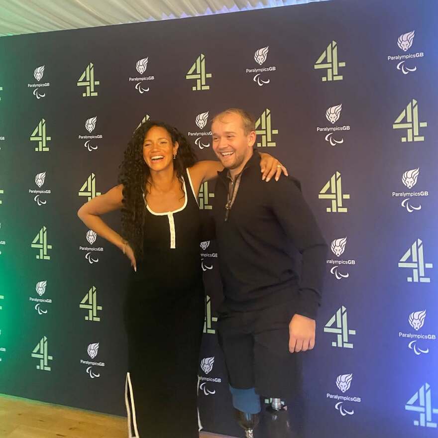 Ο Κάλβιν Χάρις και η  Βικ Χόουπ θα γίνουν για πρώτη φορά γονείς