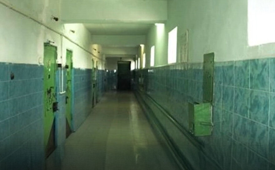 Η «μαύρη» φυλακή στην οποία κρατήθηκε η Ουκρανή δημοσιογράφος Βικτόρια Ρόσκινα: Η υποδοχή με ξυλοδαρμούς, τα βασανιστήρια και τα «ανθρώπινα έπιπλα» Η «μαύρη» φυλακή στην οποία κρατήθηκε η Ουκρανή δημοσιογράφος Βικτόρια Ρόσκινα: Η υποδοχή με ξυλοδαρμούς, τα βασανιστήρια και τα «ανθρώπινα έπιπλα»