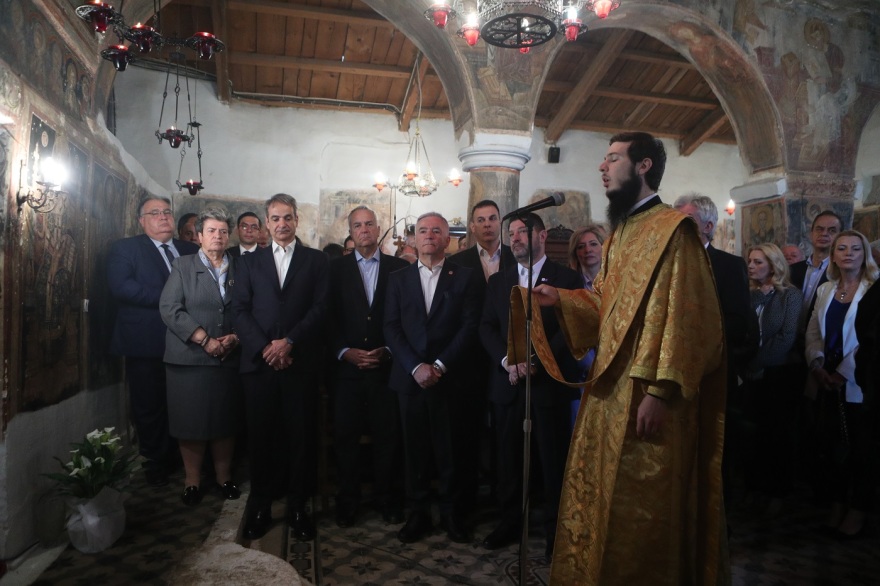 Στην Παιανία ο Μητσοτάκης: Παρακολούθησε τη θεία λειτουργία και τη λιτανεία της εικόνας του Αγίου Αθανασίου - Δείτε φωτογραφίες