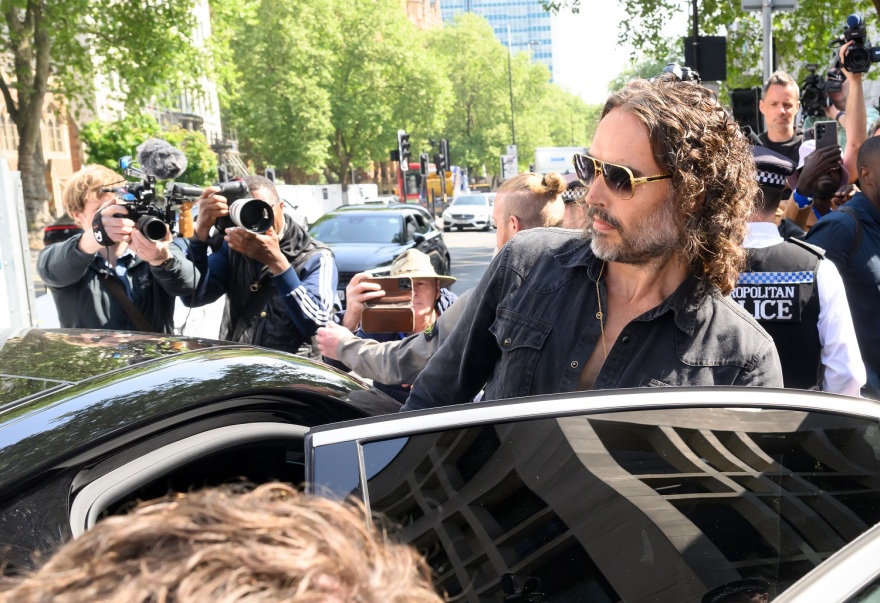 Ξεκίνησε η δίκη του Ράσελ Μπραντ για τις κατηγορίες βιασμού - Ελεύθερος υπό όρους μετά την εμφάνισή του στο δικαστήριο