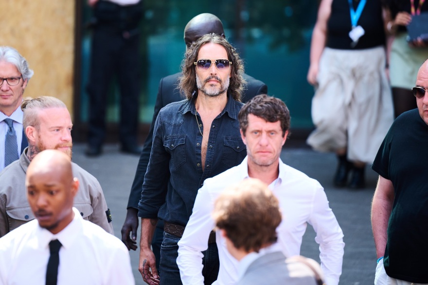 Ξεκίνησε η δίκη του Ράσελ Μπραντ για τις κατηγορίες βιασμού - Ελεύθερος υπό όρους μετά την εμφάνισή του στο δικαστήριο